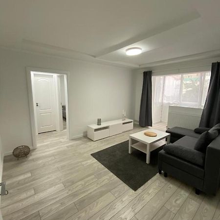 Apartament Apartment Лугож Екстериор снимка