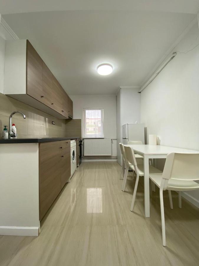 Apartament Apartment Лугож Екстериор снимка